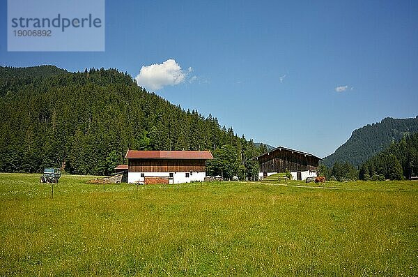 Traditioneller Bauernhof mit Traktor auf der Rötelmoosalm im Chiemgau  Bayern  Deutschlan