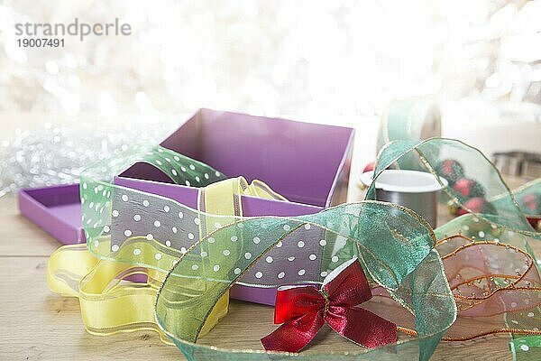Vorbereitungen für Weihnachten mit Geschenkbox und Bändern