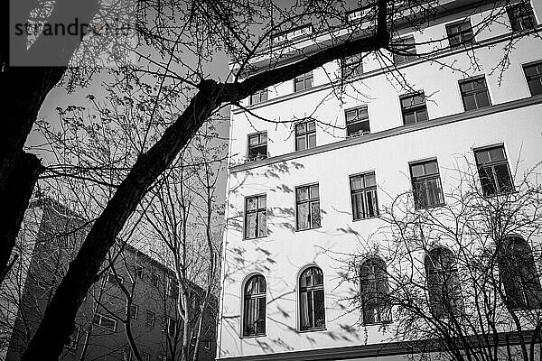Altes Haus in Berlin Kreuzberg  schwarzweiß