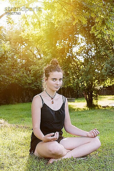 Schönes junges Mädchen meditiert in der Natur