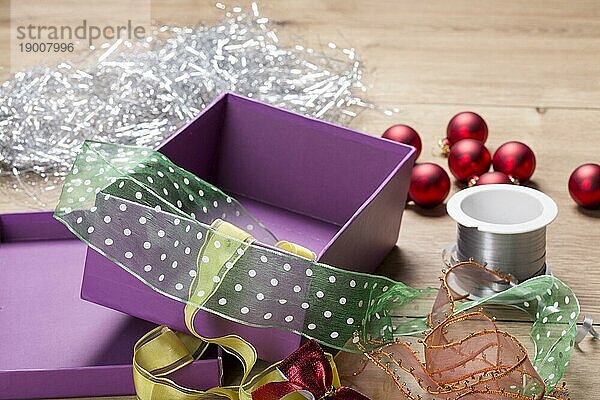 Vorbereitungen für Weihnachten mit Geschenkbox und Bändern