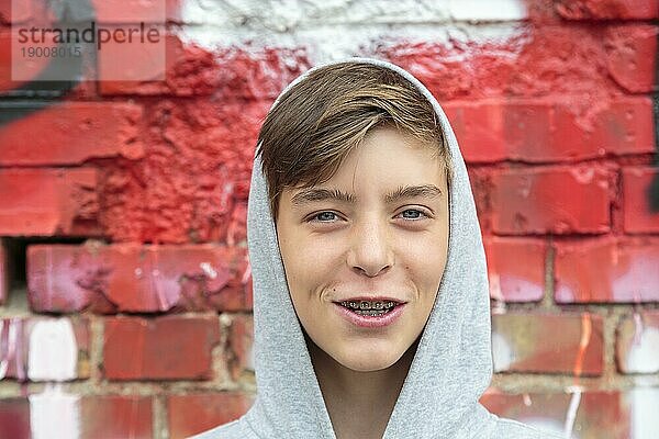Porträt eines lächelnden Jungen mit Zahnspange