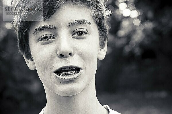 Porträt eines lachenden Teenagers mit einer Zahnspange