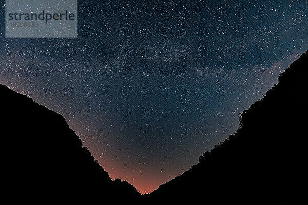 Milchstraße am Nachthimmel mit Bergen im Vordergrund  Ternitz  Niederösterreich  Österreich  Europa