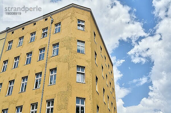 Einfaches Haus und Wolkenlandschaft  Berlin Kreuzberg