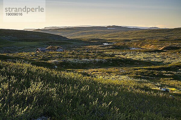 Hütte in der Landschaft der Hochebene Hardangervidda  Norwegen  Europa