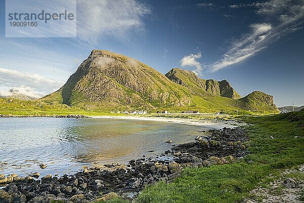 Strand und Berge  Fischerort Hovden  Insel Langøya  Inselgruppe Vesterålen  Norwegen  Europa