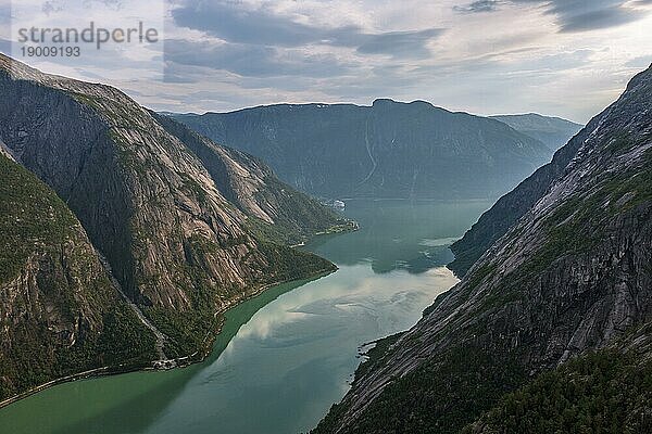 Blick über den Eidfjord vom Bergbauernhof Kjeasen  Norwegen  Europa