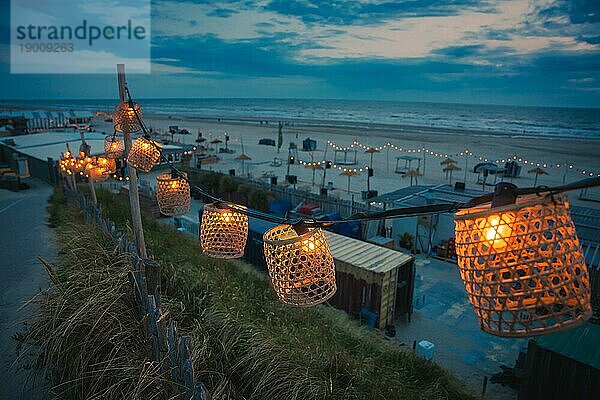 Lichterkette am Strand zur blauen Stunde  Zandvoort  Niederlande  Europa