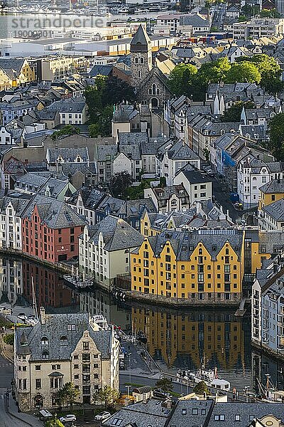 Blick auf Häuser im Jugendstil  Alesund  Ålesund  Møre og Romsdal  Norwegen  Europa