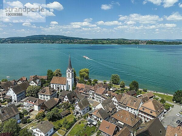 Luftaufnahme der Gemeinde Berlingen  am Horizont links die Halbinsel Höri  Bodensee  Kanton Thurgau  Schweiz  Europa
