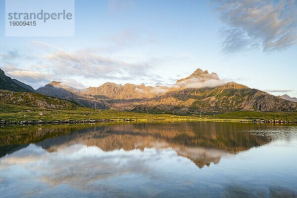 Berg Trehyrna spiegelt sich in See  Nykvåg  Insel Langøya  Inselgruppe Vesterålen  Norwegen  Europa