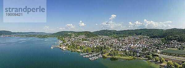 Luftbild-Panorama vom Bodensee mit der Gemeinde Bodman-Ludwigshafen  Hegau  Landkreis Konstanz  Baden-Württemberg  Deutschland  Europa