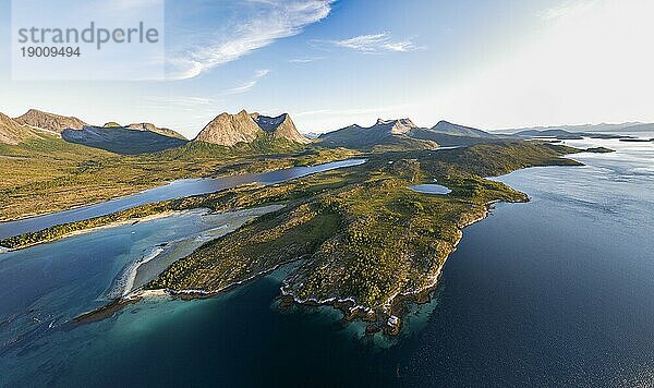 Fjord mit Bergen  Berg Stortinden  Efjord  Tysfjord  Ofoten  Nordland  Norwegen  Europa