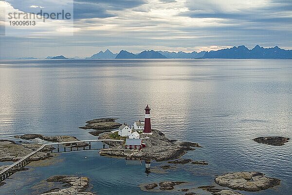 Leuchtturm Tranoy Fyr  Tranøy Fyr  hinten die Lofoten  Hamarøy  Ofoten  Vestfjord  Nordland  Norwegen  Europa