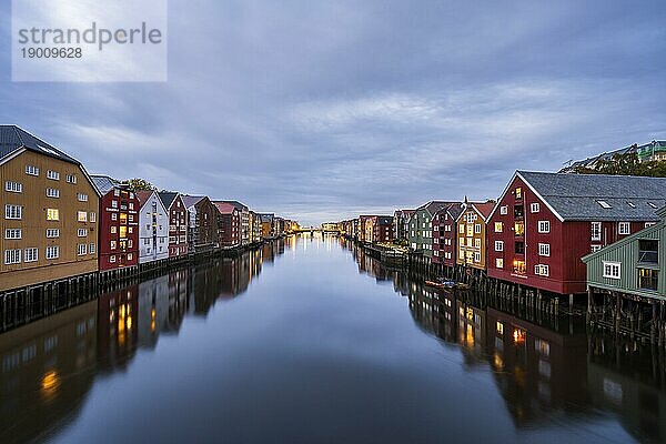 Alte Lagerhäuser am Fluss Nidelva  Trondheim  Norwegen  Europa