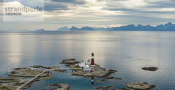 Leuchtturm Tranoy Fyr  Tranøy Fyr  hinten die Lofoten  Hamarøy  Ofoten  Vestfjord  Nordland  Norwegen  Europa