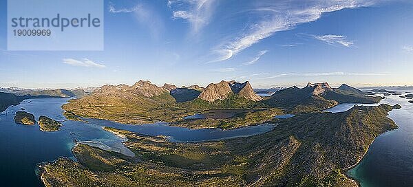 Blick auf Berge und Fjord  Berg Stortinden  Efjord  Tysfjord  Ofoten  Nordland  Norwegen  Europa