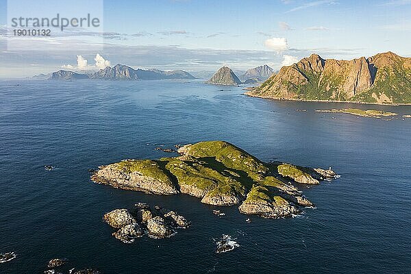 Küste der Vesterålen  Fjorde und Berge  bei Nykvåg  Insel Langøya  Inselgruppe Vesterålen  Norwegen  Europa