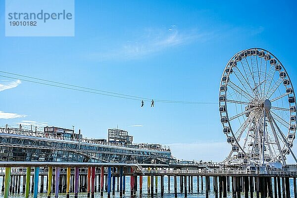 Zwei Personen auf der Zip Line über dem Pier  Den Haag  Niederlande  Europa