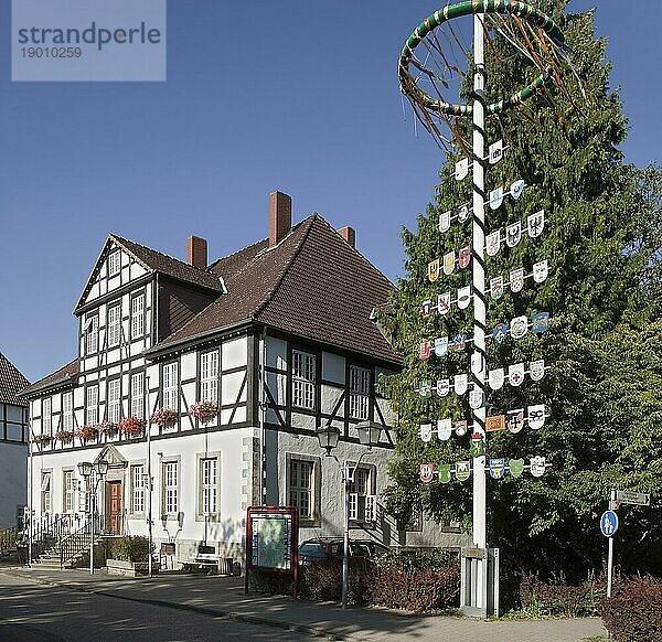 Stadthaus mit Maibaum Bad Münder Deutschland