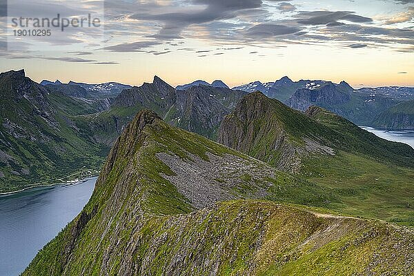 Blick über die Gipfel von Senja  Norwegen  Europa