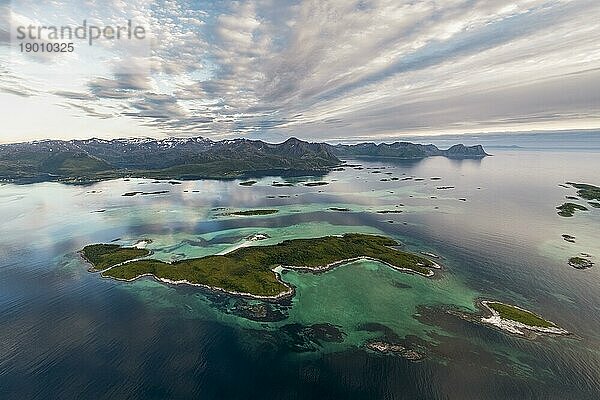 Inseln vor der Küste von Senja  Bergsfjord  Norwegen  Europa