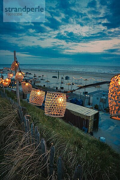 Lichterkette am Strand zur blauen Stunde  Zandvoort  Niederlande  Europa