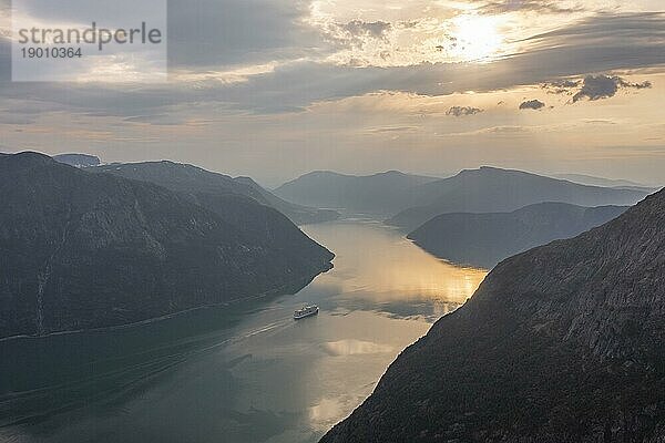 Eidfjord  Seitenarm des Hardangerfjords  Fjord und Berge  Norwegen  Europa