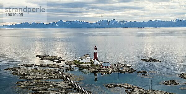 Leuchtturm Tranoy Fyr  Tranøy Fyr  hinten die Lofoten  Hamarøy  Ofoten  Vestfjord  Nordland  Norwegen  Europa