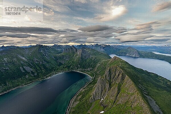 Fjord und Berge  Senja  Norwegen  Europa