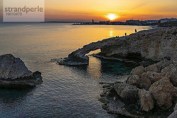 Die natürliche Felsenbrücke Love Bridge im Sonnenuntergang  Agia Napa  Zypern  Europa