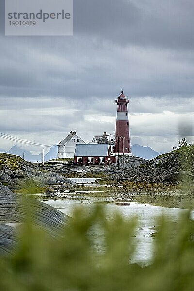 Leuchtturm Tranoy Fyr  Tranøy Fyr  hinten die Lofoten  Hamarøy  Ofoten  Vestfjord  Nordland  Norwegen  Europa