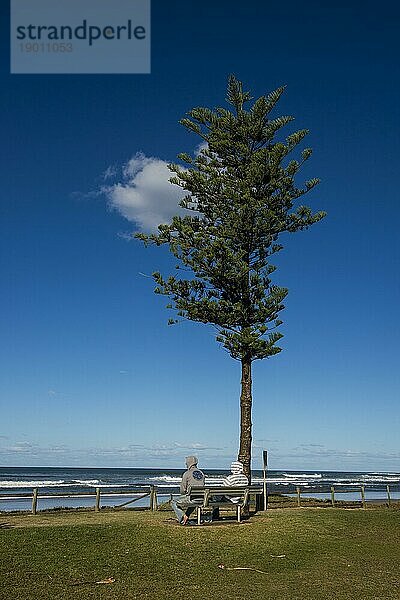 Ein Paar genießt den Sonnenschein am Lennox Head  Byron Bay  Queensland  Australien  Ozeanien