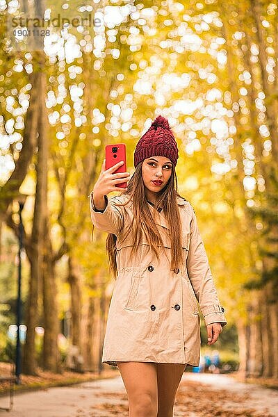 Porträt einer schönen Frau im Herbst zusammen in einem Wald in der Natur auf einem Videoanruf