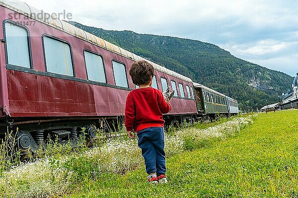 Ein Kind hat Spaß im alten Bahnhof von Canfranc in den Pyrenäen. Spanien