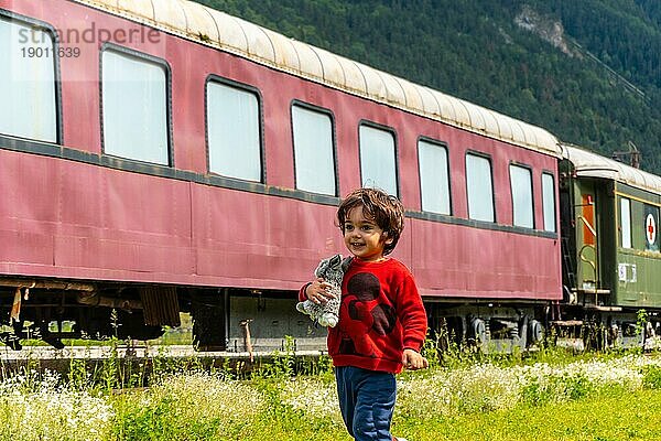 Ein Kind spielt und vergnügt sich im alten Bahnhof von Canfranc in den Pyrenäen. Spanien