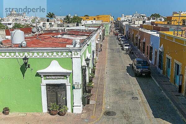 Erhöhte Ansicht einer Straße mit geparkten Autos und bunten spanischen Kolonialgebäuden  Stadtzentrum von Campeche  Bundesstaat Campeche  Mexiko  Mittelamerika