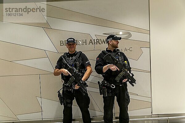 Zwei bewaffnete Polizeibeamte im Dienst im Südterminal des Flughafens London Gatwick  England  UK