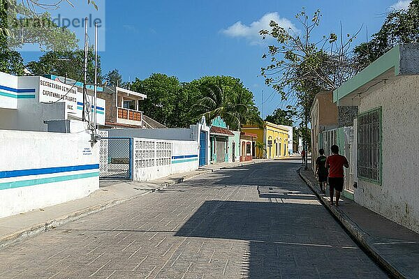 Ruhige Straßenszene im Zentrum der kleinen Küstensiedlung Celestun am Golf von Mexiko  Yucatan  Mexiko  Mittelamerika