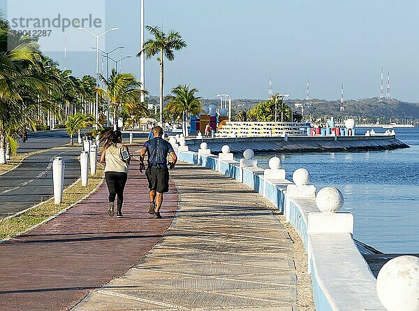 Menschen beim Sport auf einem Gehweg an der Küste am Malecon  Stadt Campeche  Bundesstaat Campeche  Mexiko  Mittelamerika