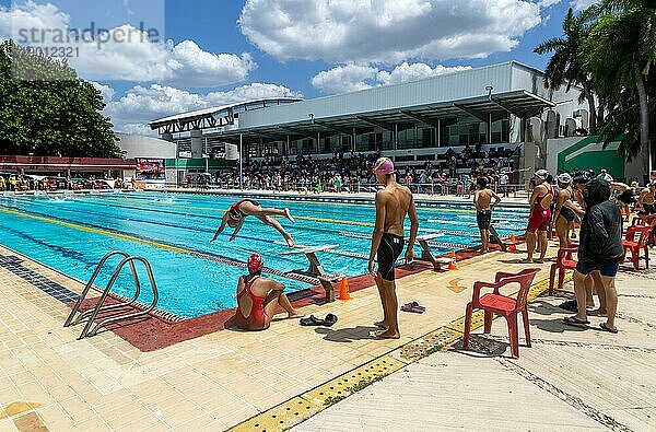 Junge Leute bei einer Schwimmbad Gala  Staffellauf im Gange  Stadt Campeche  Bundesstaat Campeche  Mexiko  Mittelamerika