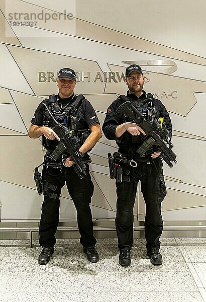 Zwei bewaffnete Polizeibeamte im Dienst im Südterminal des Flughafens London Gatwick  England  UK
