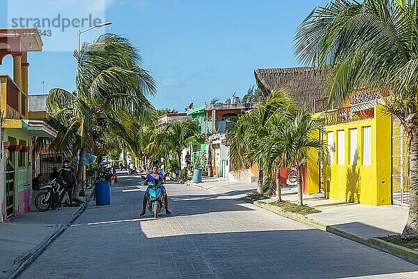 Palmen Motorräder bunte Gebäude auf ruhiger Dorfstraße  Celestun  Yucatan  Mexiko  Mittelamerika