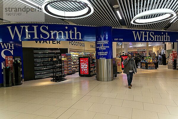 WH Smith Ladengeschäft im Abflugbereich  Südterminal  Flughafen London Gatwick  England  UK