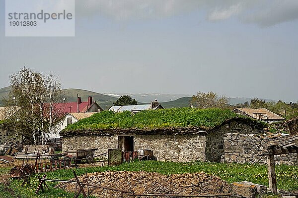 Traditionelles Haus mit Grasdach  der im 19. Jahrhundert zugewanderten religiösen Gruppe der Duchoborzen  Duchoboren  Doukhobor  Dorf Gorelowka  Javakheti Plateau  Samtskhe Javakheti  Samzche-Dschawachetien  Georgien  Asien