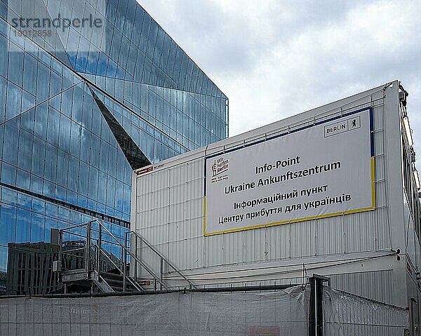 Info Point  Ukraine Ankunftszentrum  Hauptbahnhof Berlin  Deutschland  Europa