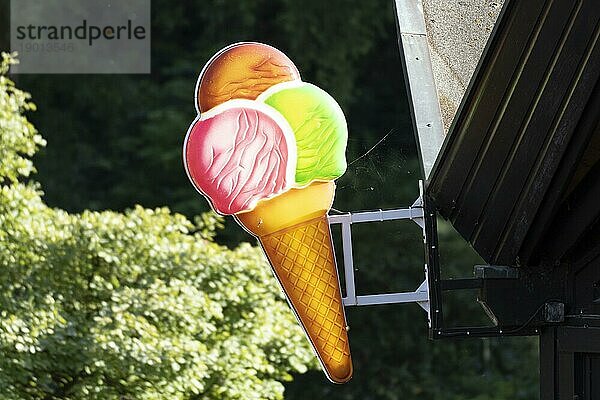 Leuchtreklame in Form einer bunten Eiswaffel an einem Eiscafe in Planten un Blomen  Hamburg  Deutschland  Europa