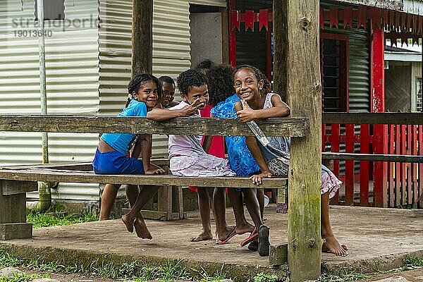 Freundliche Schulkinder  Taveuni  Fidschi  Südpazifik  Ozeanien
