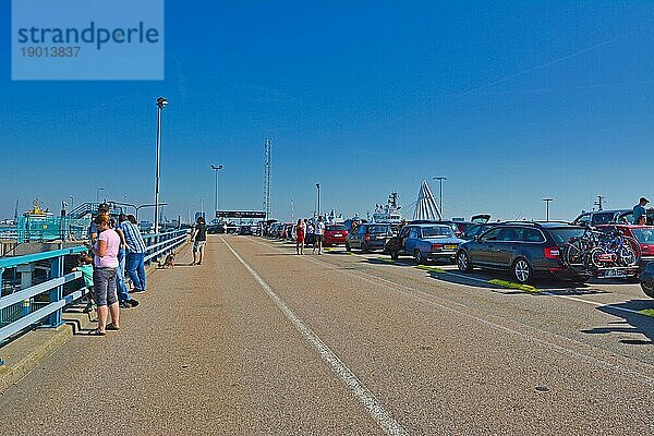 Autos und Menschen  die auf die Fähre zur Insel Texel warten  Den Helder  Holland  Nord Niederlande